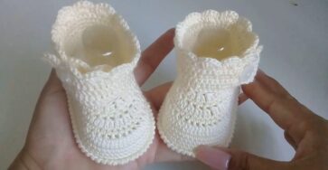 Beautiful Scallop Edge Crochet Baby Booties: Video Tutorial - Crochet and Knitting